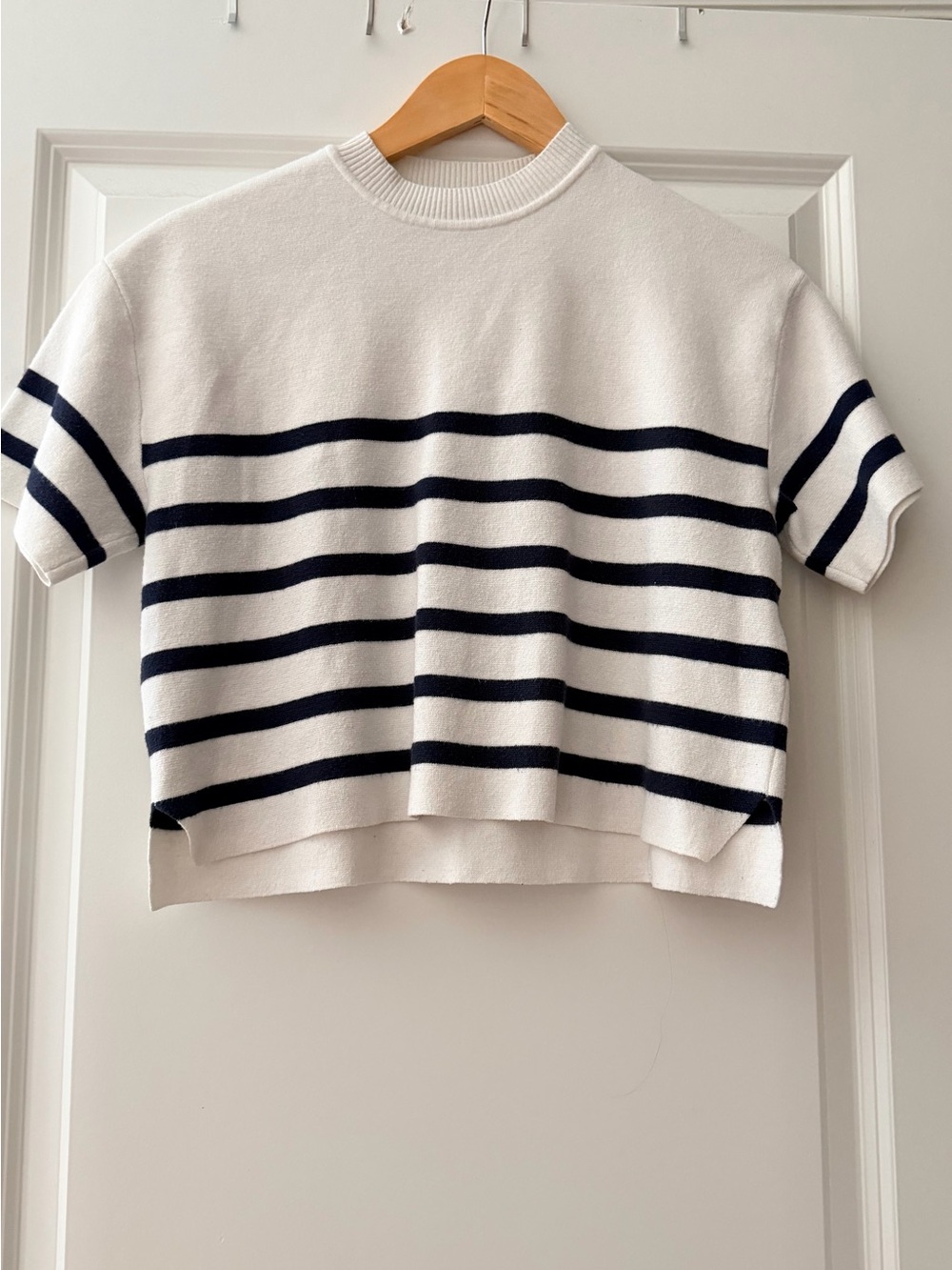 Abercrombie & Fitch White and Navy Striped Short-Sleeve Crewneck Sweater